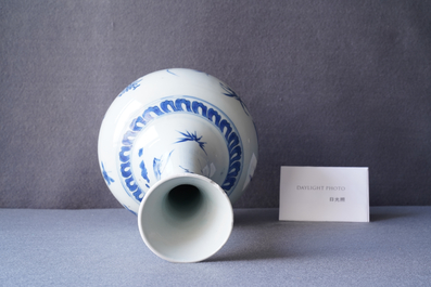 Un vase de forme bouteille en porcelaine de Chine en bleu et blanc &agrave; d&eacute;cor d'un tigre et deux papillons, &eacute;poque Transition