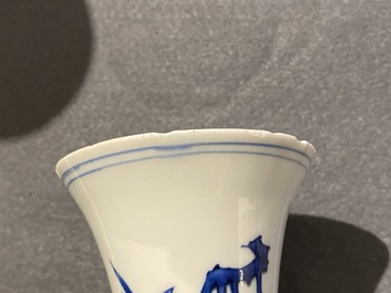 Un vase de forme bouteille en porcelaine de Chine en bleu et blanc &agrave; d&eacute;cor d'un tigre et deux papillons, &eacute;poque Transition