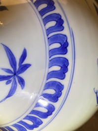 Un vase de forme bouteille en porcelaine de Chine en bleu et blanc &agrave; d&eacute;cor d'un chat et d'un papillon, &eacute;poque Transition