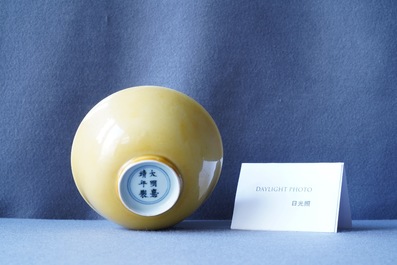 Een Chinese monochrome gele kom, Jiajing merk, 18/19e eeuw