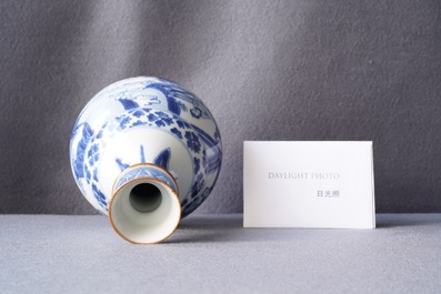 Une base de narguil&eacute; en porcelaine de Chine en bleu et blanc, Kangxi