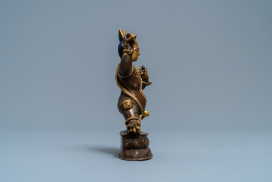 Een Sino-Tibetaanse verguld bronzen figuur van Vajrapani, 17/18e eeuw