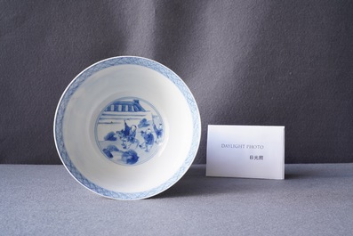 Een Chinese blauw-witte kom met decor van figuren in een landschap, Kangxi merk en periode