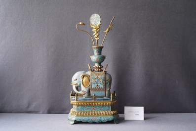 Un grand mod&egrave;le d'un &eacute;l&eacute;phant en bronze dor&eacute; et &eacute;maux cloisonn&eacute;s, marque de Qianlong, 19/20&egrave;me