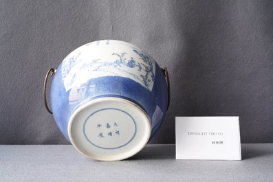 Een Chinese blauw-witte en koperrode kom met poederblauwe fondkleur, Jiajing merk, Kangxi