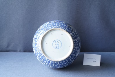 Een Chinese blauw-witte 'hu' vaas met floraal decor, Qianlong merk, 19e eeuw