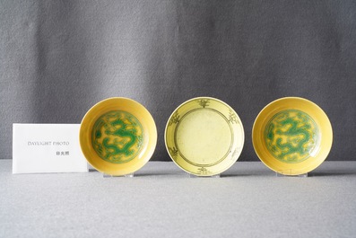 Drie Chinese bordjes met gele fondkleur, 19/20e eeuw