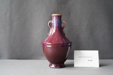 Un vase en porcelaine de Chine &agrave; &eacute;mail flamb&eacute;, marque de Qianlong incis&eacute;, 18/19&egrave;me