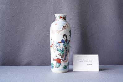 Un vase de forme rouleau en porcelaine de Chine wucai, &eacute;poque Transition