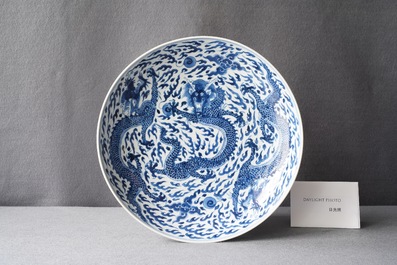 Een Chinese blauw-witte 'draken' schotel, Kangxi merk en periode