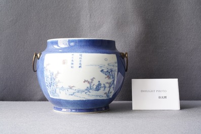 Een Chinese blauw-witte en koperrode kom met poederblauwe fondkleur, Jiajing merk, Kangxi