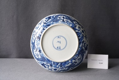 Een Chinese blauw-witte 'draken' schotel, Kangxi merk en periode