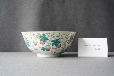 Un bol en porcelaine de Chine famille rose &agrave; d&eacute;cor sanduo, marque et &eacute;poque de Guangxu