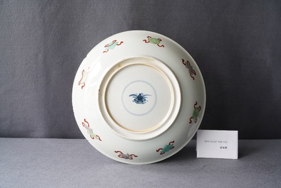 Un plat en porcelaine de Chine famille verte &agrave; d&eacute;cor d'un dragon, Kangxi