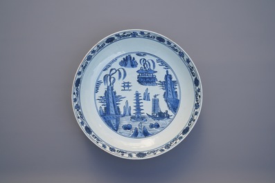 Un grand plat en porcelaine de Chine en bleu et blanc &agrave; d&eacute;cor d'un paysage, Jiajing