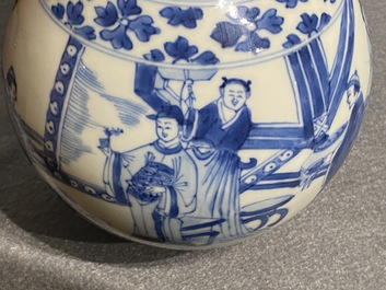 Une base de narguil&eacute; en porcelaine de Chine en bleu et blanc, Kangxi