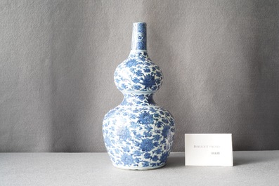 Un vase de forme double gourde en porcelaine de Chine en bleu et blanc, Wanli