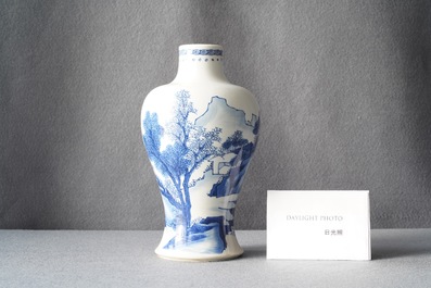 Un vase de forme meiping en porcelaine de Chine en bleu et blanc, Kangxi