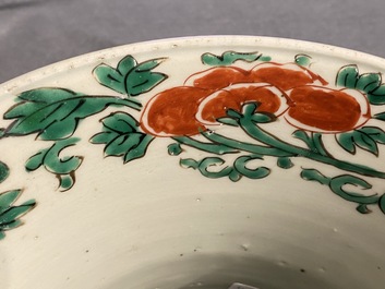 Une paire de grands vases de forme 'gu' en porcelaine de Chine wucai, &eacute;poque Transition