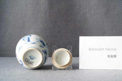 Une bo&icirc;te &agrave; th&eacute; couverte en porcelaine de Chine en bleu et blanc, Kangxi