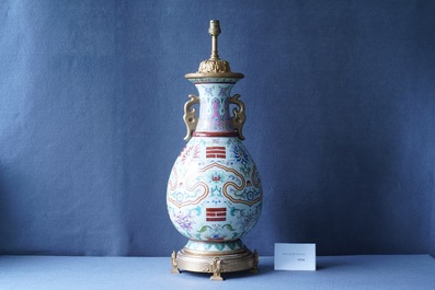 Un vase en porcelaine de Chine famille rose &agrave; d&eacute;cor de trigrammes mont&eacute; en lampe en bronze dor&eacute;, marque de Yongzheng, R&eacute;publique