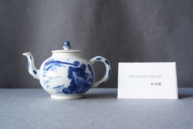 Een Chinese blauw-witte theepot met landschapsdecor, Kangxi