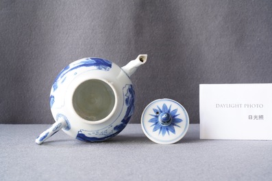 Une th&eacute;i&egrave;re couverte en porcelaine de Chine en bleu et blanc, Kangxi