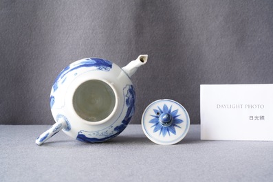 Een Chinese blauw-witte theepot met landschapsdecor, Kangxi