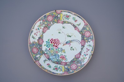 Une paire de tr&egrave;s grands plats en porcelaine de Chine famille rose, Yongzheng