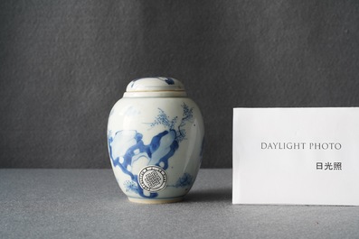 Une bo&icirc;te &agrave; th&eacute; couverte en porcelaine de Chine en bleu et blanc, Kangxi