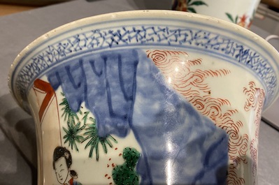 Une paire de grands vases de forme 'gu' en porcelaine de Chine wucai, &eacute;poque Transition
