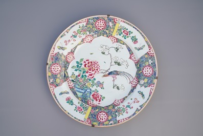 Une paire de tr&egrave;s grands plats en porcelaine de Chine famille rose, Yongzheng