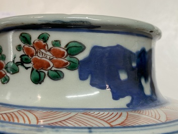 Un vase couvert en porcelaine de Chine wucai &agrave; d&eacute;cor d'immortels, Shunzhi