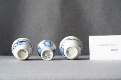 Twee Chinese blauw-witte wijnkoppen en een stem cup, Transitie periode