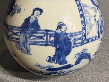 Une base de narguil&eacute; en porcelaine de Chine en bleu et blanc, Kangxi