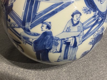 Une base de narguil&eacute; en porcelaine de Chine en bleu et blanc, Kangxi