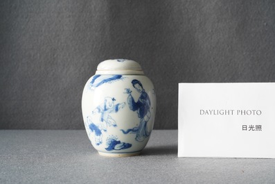 Une bo&icirc;te &agrave; th&eacute; couverte en porcelaine de Chine en bleu et blanc, Kangxi