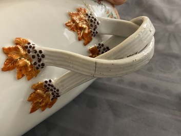 Une verseuse armori&eacute;e en porcelaine de Chine famille rose et une assiette &agrave; bordure faux-bois, Qianlong