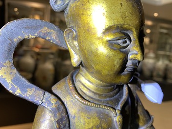 Een Chinese gelakte en vergulde bronzen figuur van een dienaar, Ming