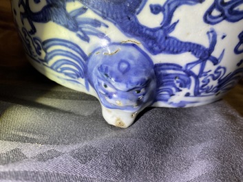 Een Chinese blauw-witte driepotige wierookbrander met draken, Ming