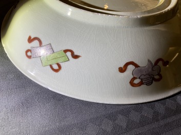 Un plat en porcelaine de Chine famille verte &agrave; d&eacute;cor d'un dragon, Kangxi