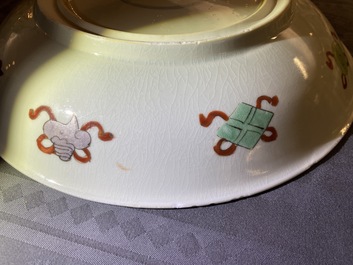 Un plat en porcelaine de Chine famille verte &agrave; d&eacute;cor d'un dragon, Kangxi