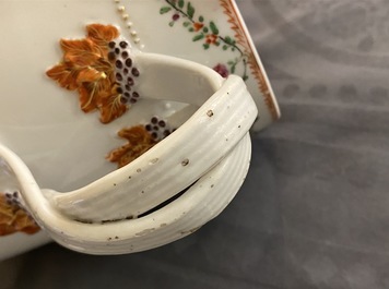 Une verseuse armori&eacute;e en porcelaine de Chine famille rose et une assiette &agrave; bordure faux-bois, Qianlong