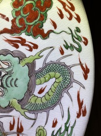 Un plat en porcelaine de Chine famille verte &agrave; d&eacute;cor d'un dragon, Kangxi