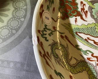 Un plat en porcelaine de Chine famille verte &agrave; d&eacute;cor d'un dragon, Kangxi