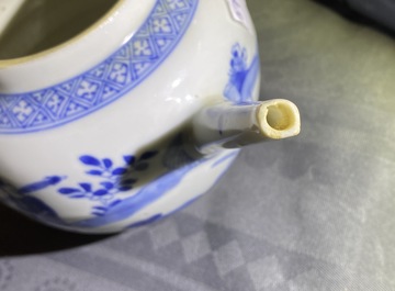 Een Chinese blauw-witte 'Xi Xiang Ji' theepot met deksel, Kangxi/Yongzheng