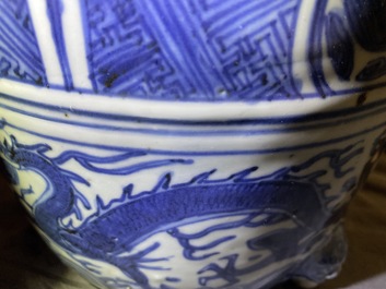 Een Chinese blauw-witte driepotige wierookbrander met draken, Ming