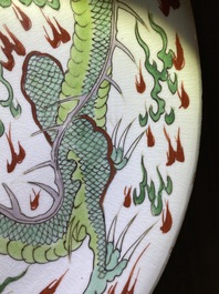 Un plat en porcelaine de Chine famille verte &agrave; d&eacute;cor d'un dragon, Kangxi