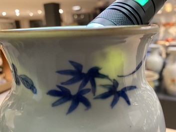 Un vase en porcelaine de Chine en bleu et blanc &agrave; d&eacute;cor d'un ph&eacute;nix et d'un qilin, &eacute;poque Transition