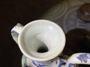 Une verseuse en porcelaine de Chine en bleu et blanc, Ming